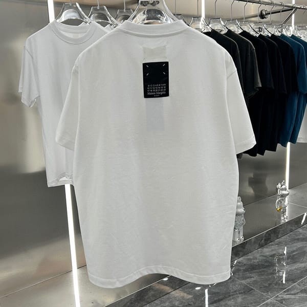 セレブ多数愛用メゾン マルジェラ 偽物 ナンバリング MM6 ロゴ Tシャツ 3色 Mab30548